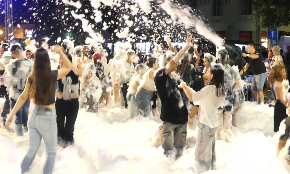 DJ žurka i led robot šou za početak muzičkog dela LJKI