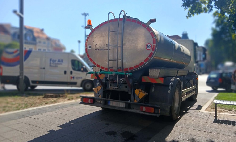 Cisterna sa pijaćom vodom u centru grada zbog najavljenih visokih temperatura