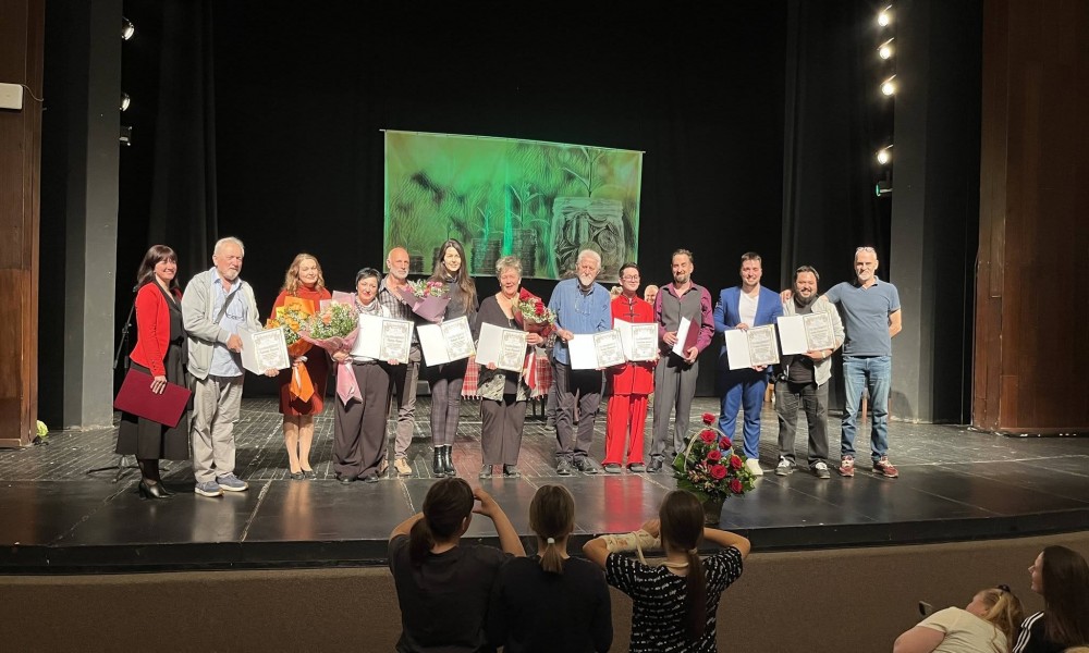 Jubileji i aplauzi: Glumci pozorišta "Milivoje Živanović" nagrađeni za decenije posvećenosti