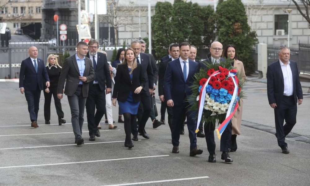 Cveće i sveće u znak sećanja na Zorana Đinđića 